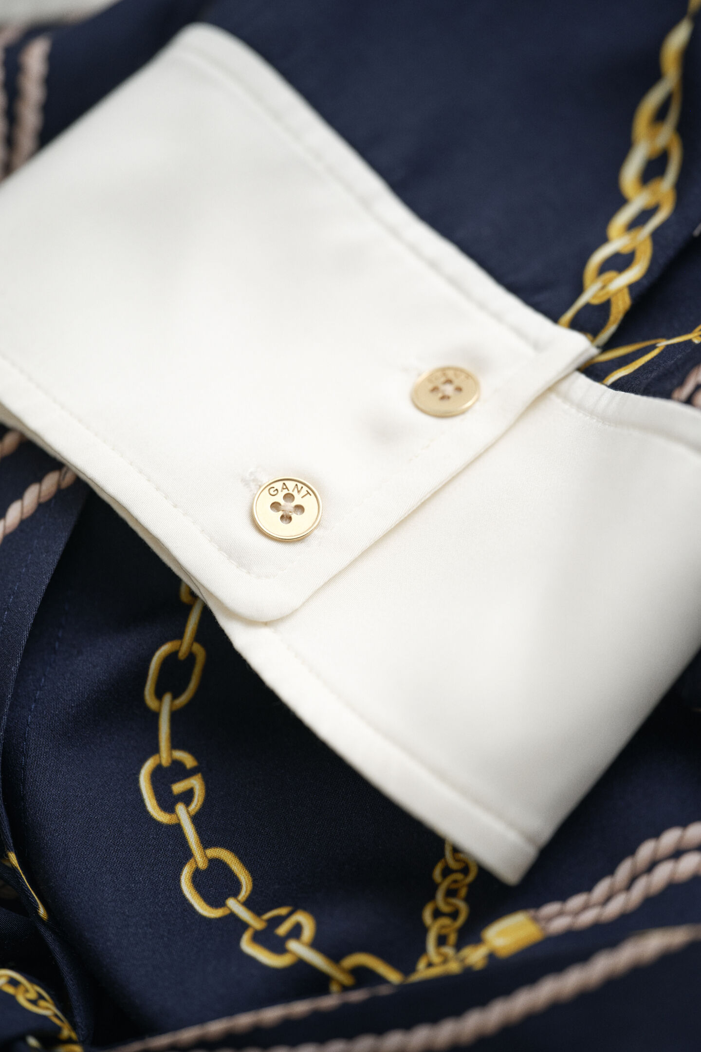 Kontrastf&auml;rgad skjortkl&auml;nning