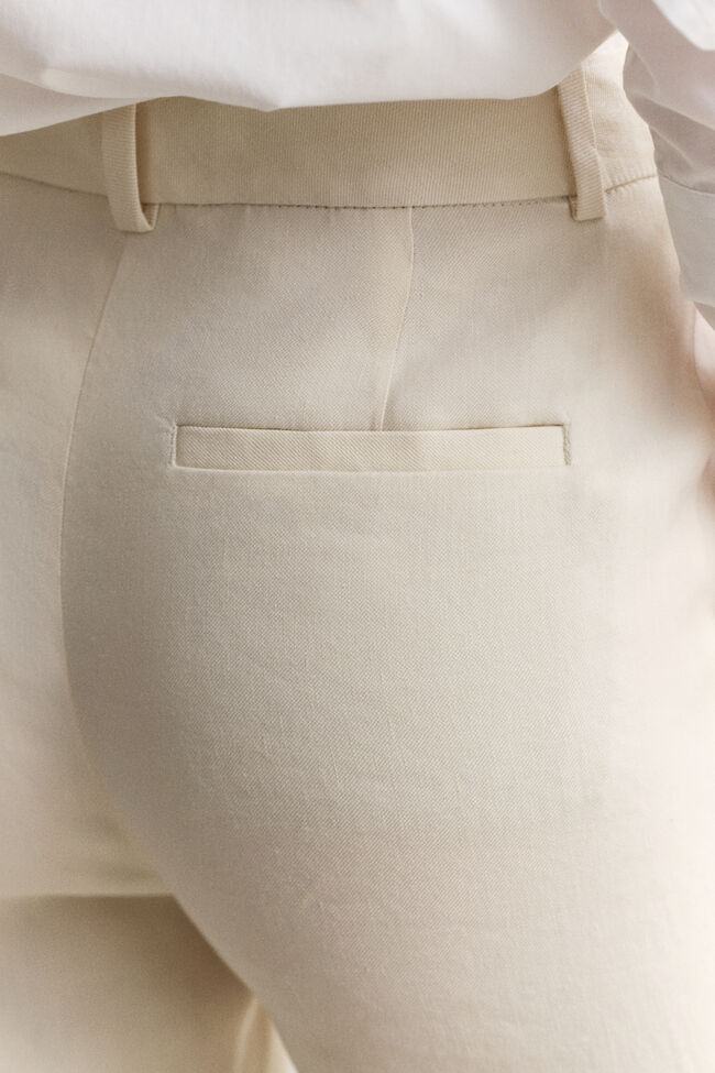 Skr&auml;ddarsydda byxor i linne med stretch