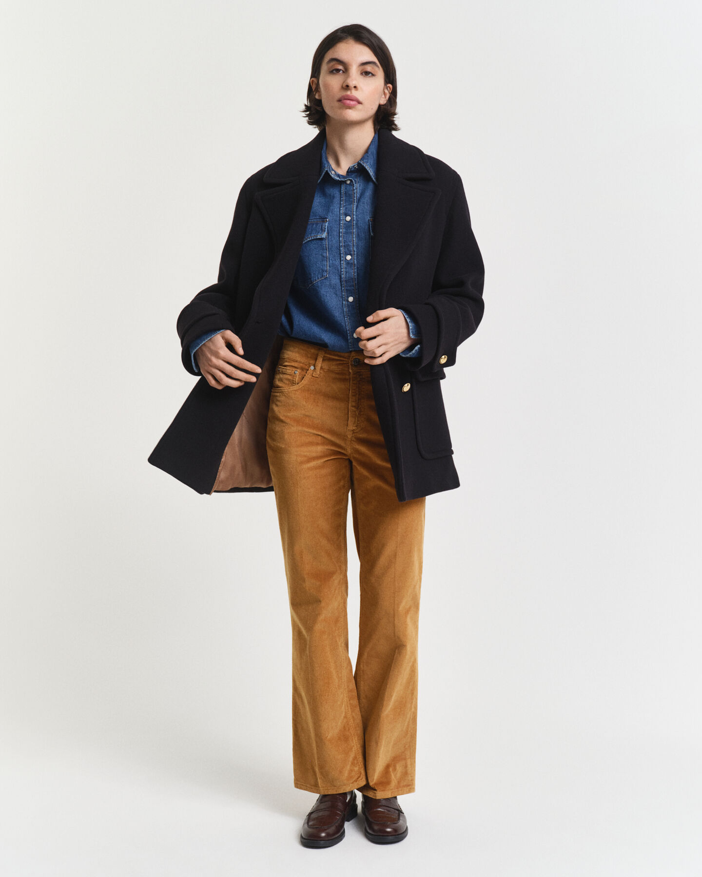 Jeans i manchester med utst&auml;llda ben