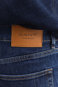 Slim fit jeans i stilren tv&auml;tt