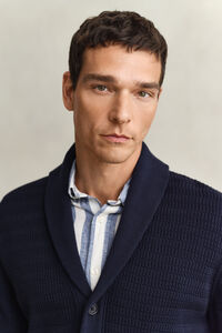 Kabelstickad kofta med sjalkrage