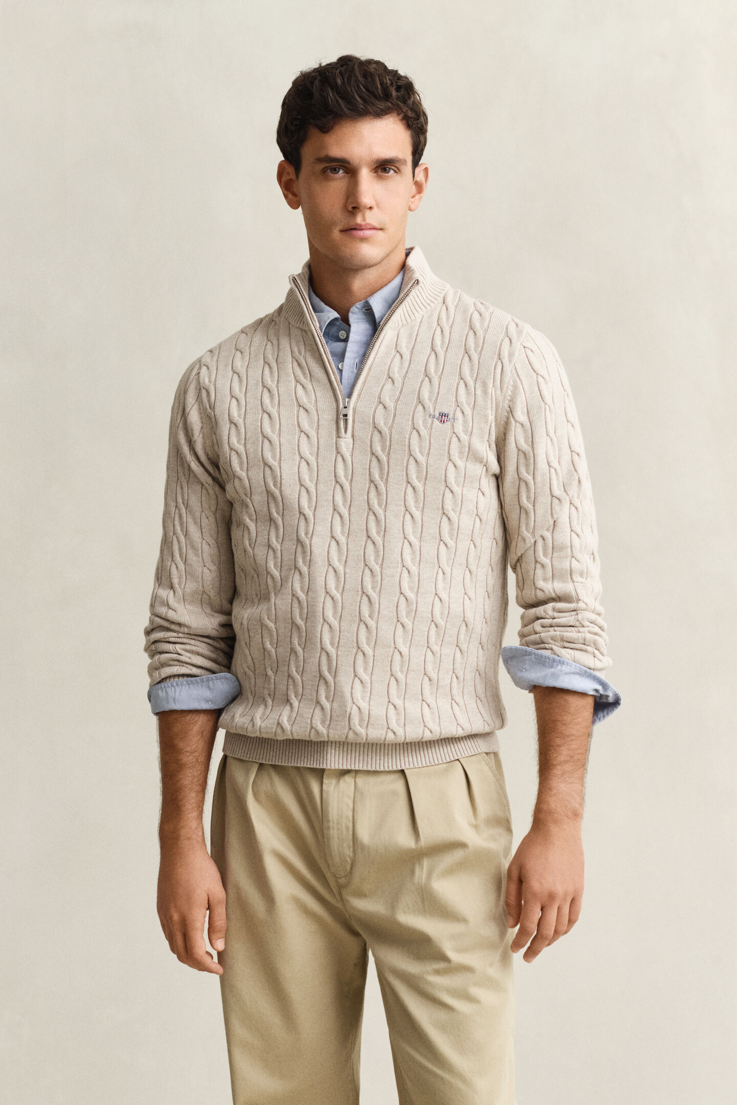 Kabelstickad bomullstr&ouml;ja med dragkedja vid hals&ouml;ppningen