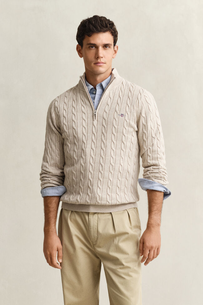 Kabelstickad bomullstr&ouml;ja med dragkedja vid hals&ouml;ppningen