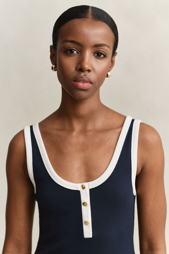 Ribbstickad kl&auml;nning