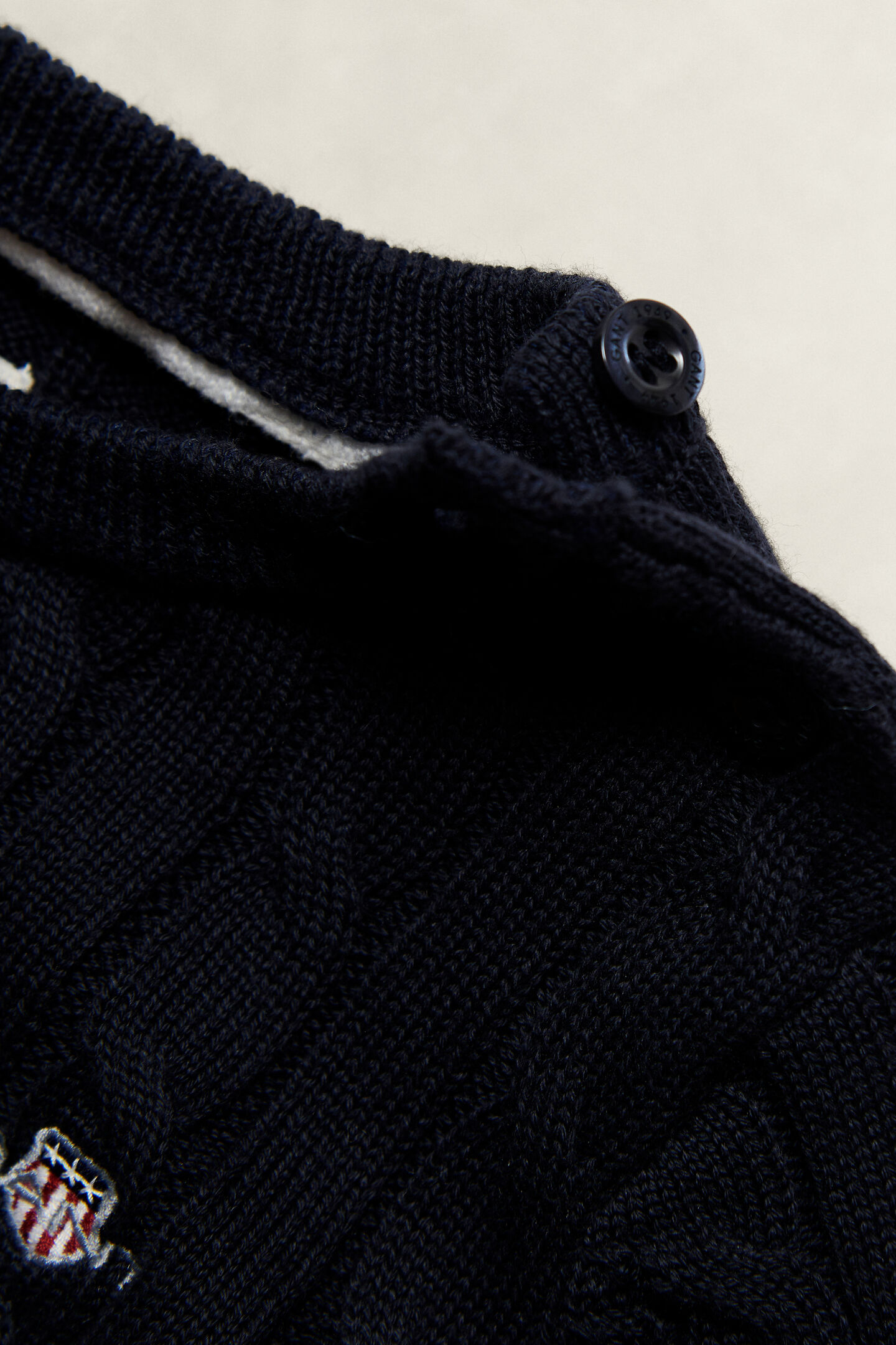 Girls kabelstickad tr&ouml;ja med sk&ouml;ldemblem