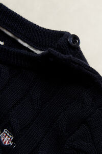 Girls kabelstickad tr&ouml;ja med sk&ouml;ldemblem