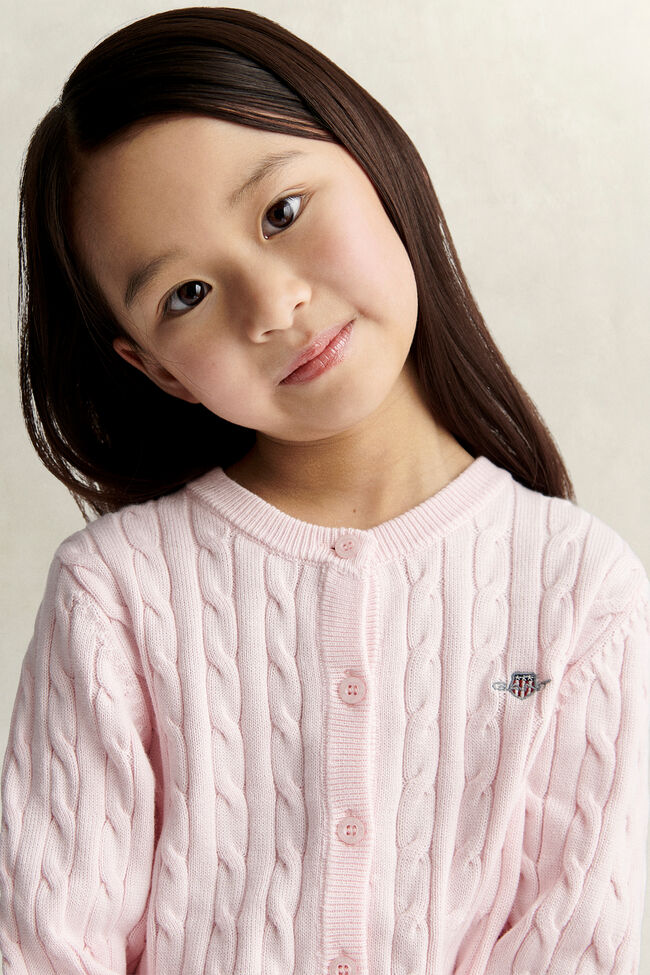 Girls kabelstickad kofta med sk&ouml;ldemblem