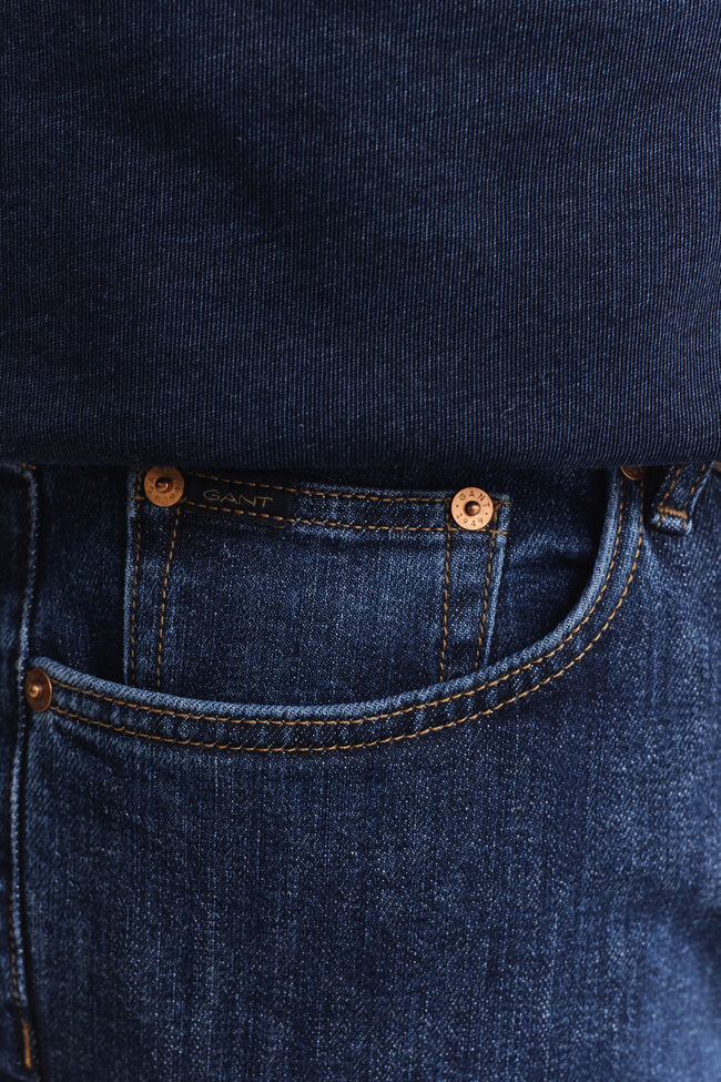 Slim fit jeans i stilren tv&auml;tt