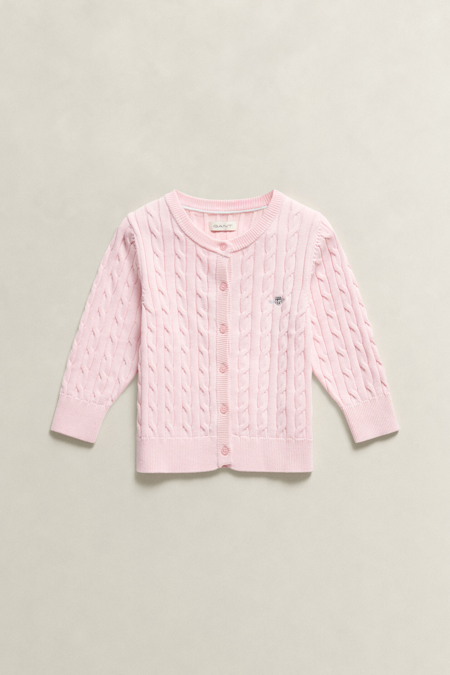 Girls kabelstickad kofta med sk&ouml;ldemblem