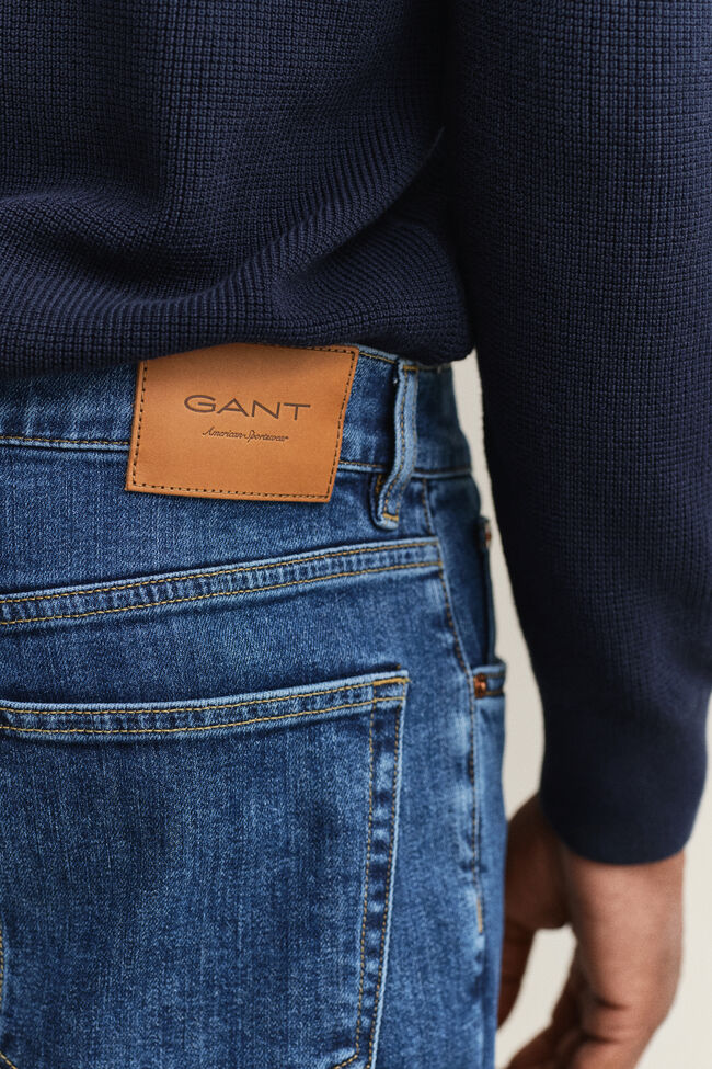 Regular fit jeans i stilren tv&auml;tt