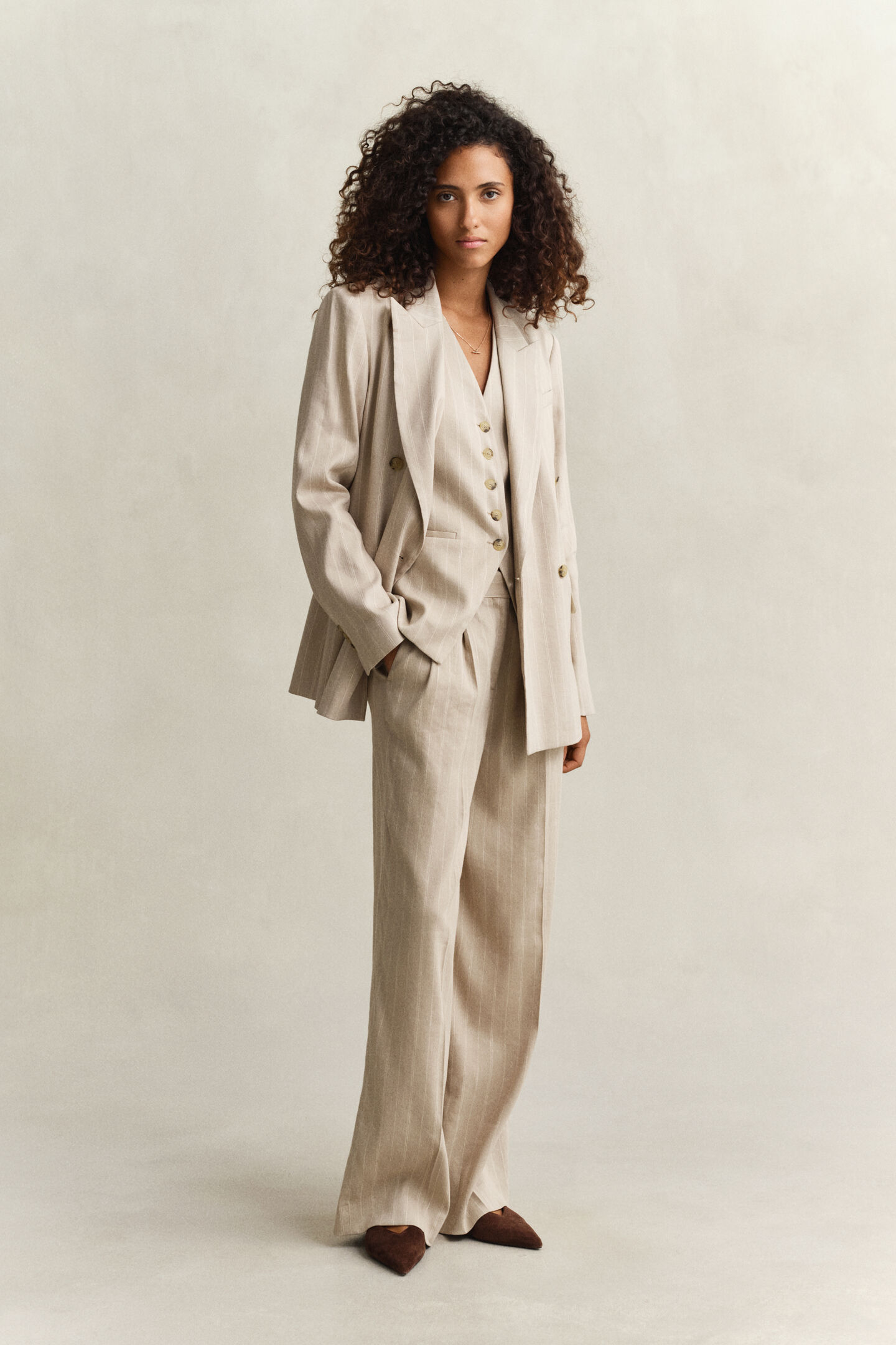 Kritstrecksrandig kavaj i linneblandning