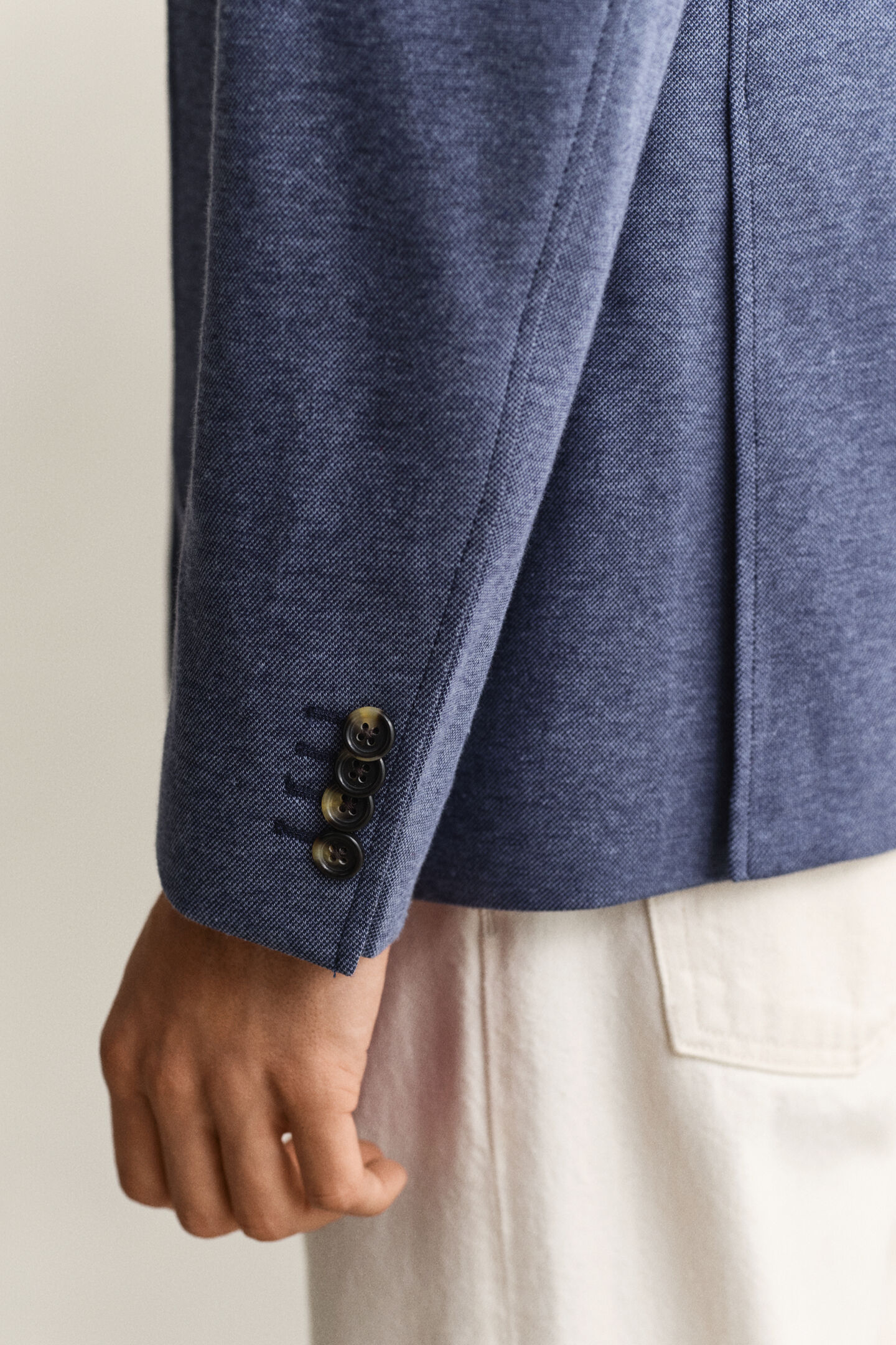 Tv&aring;f&auml;rgad kavaj i jerseypik&eacute;