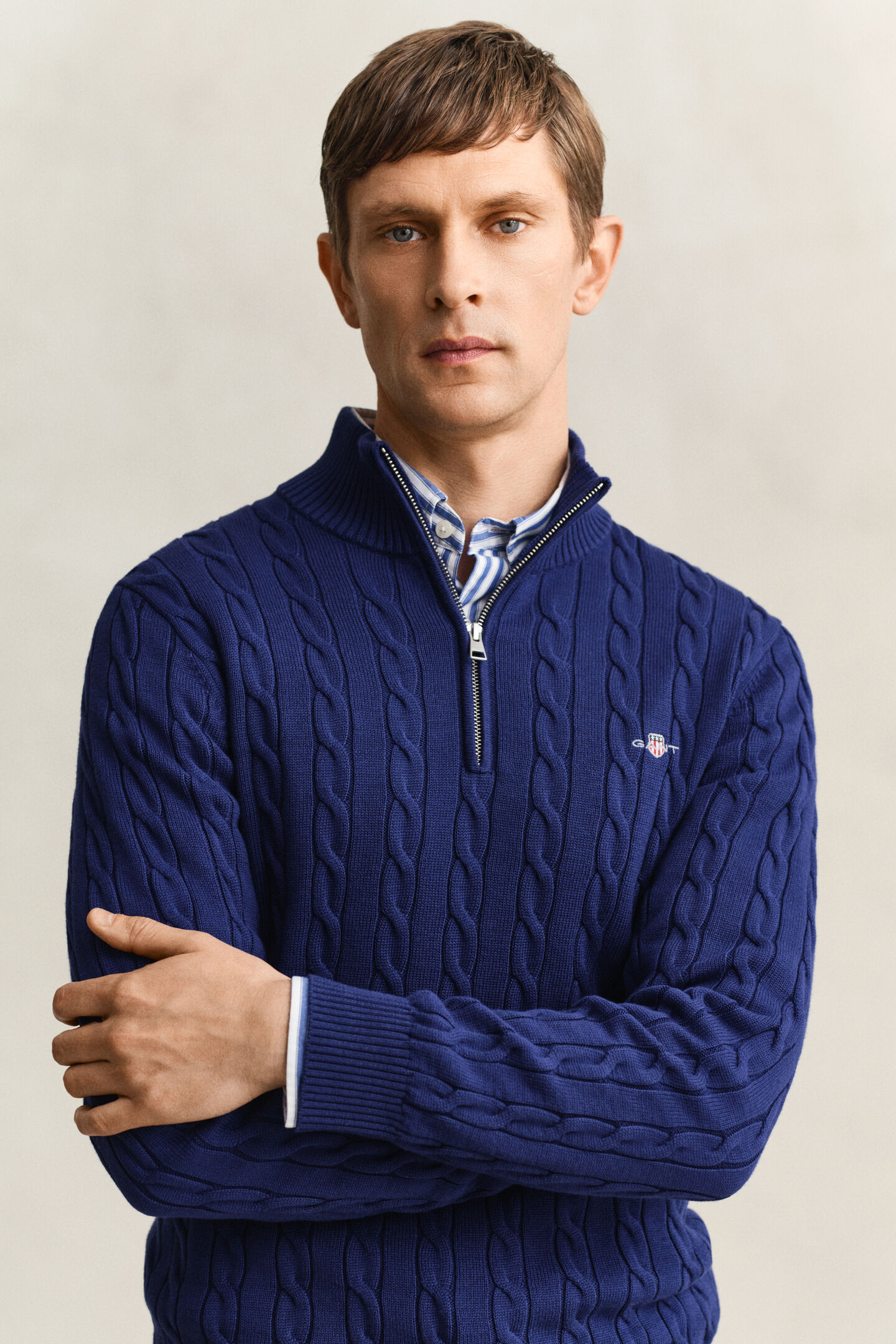 Kabelstickad bomullstr&ouml;ja med dragkedja vid hals&ouml;ppningen