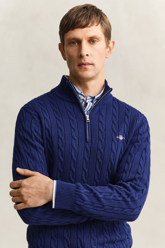 Kabelstickad bomullstr&ouml;ja med dragkedja vid hals&ouml;ppningen