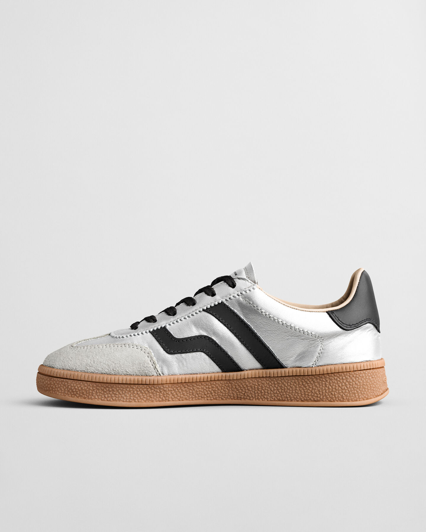 Cuzima sneakers i metallic och l&auml;der