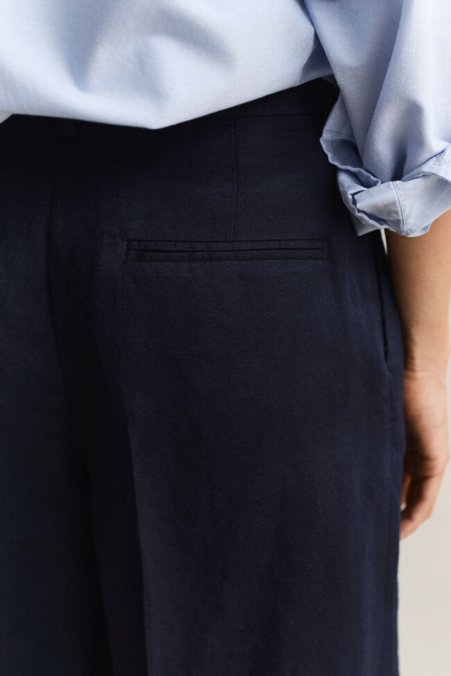 Skr&auml;ddarsydda shorts i linneblandning