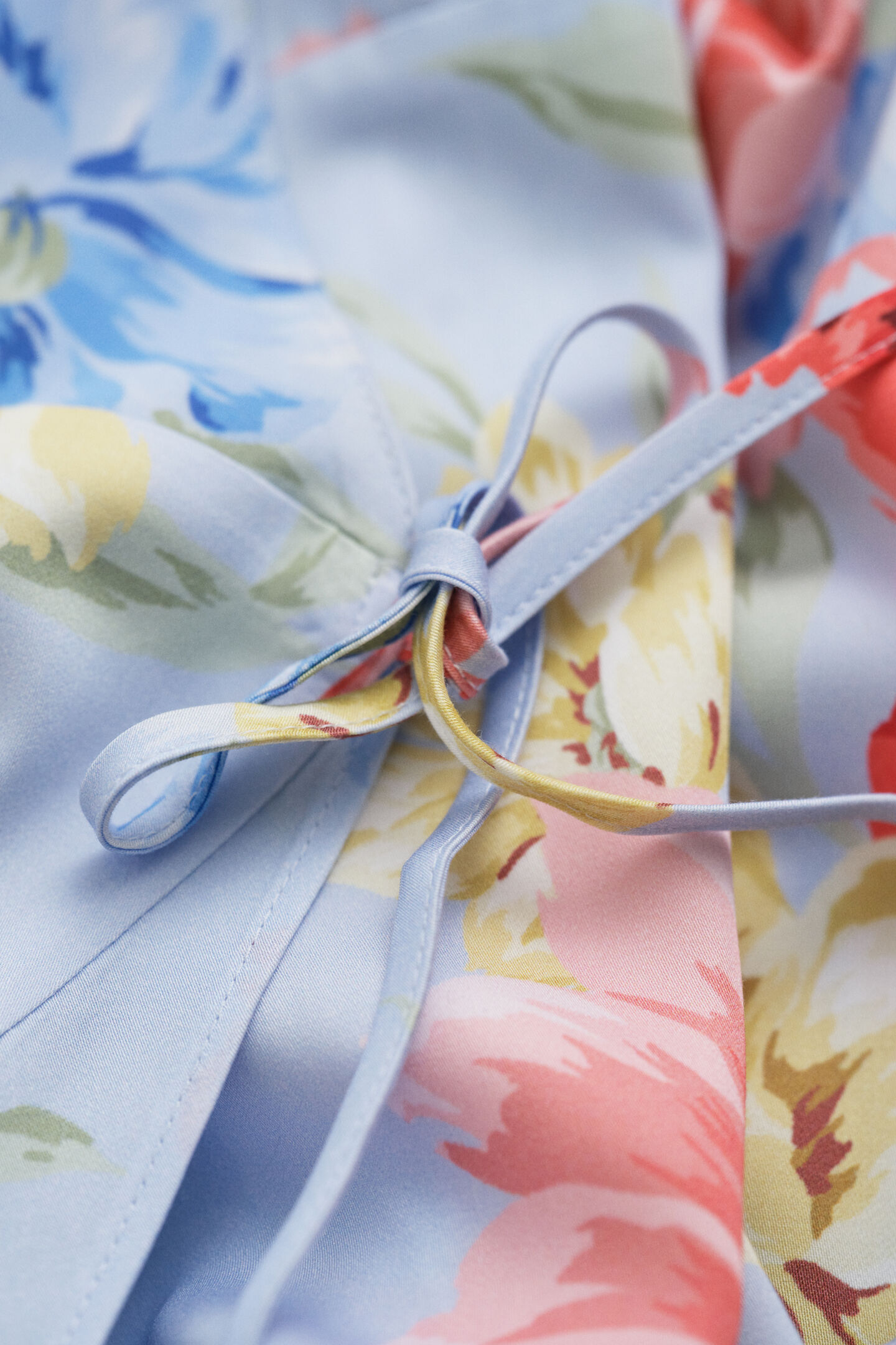 Blommig omlottkl&auml;nning med volang