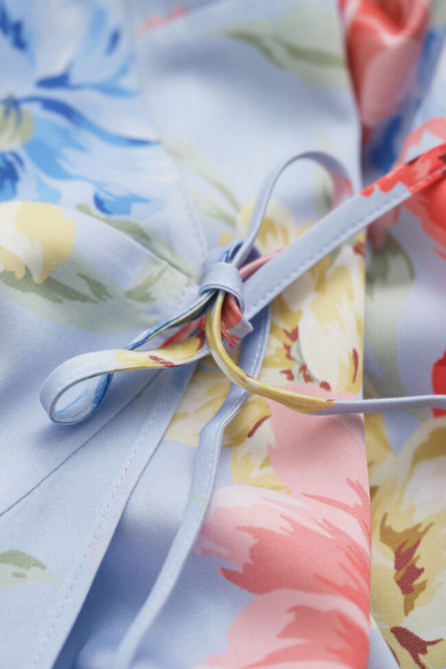 Blommig omlottkl&auml;nning med volang