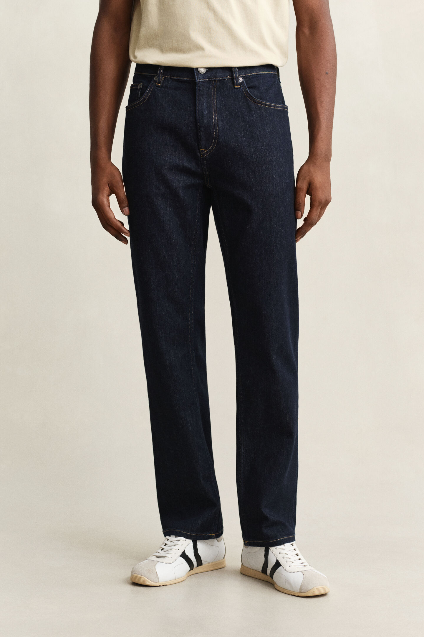 Regular fit jeans i stilren tv&auml;tt