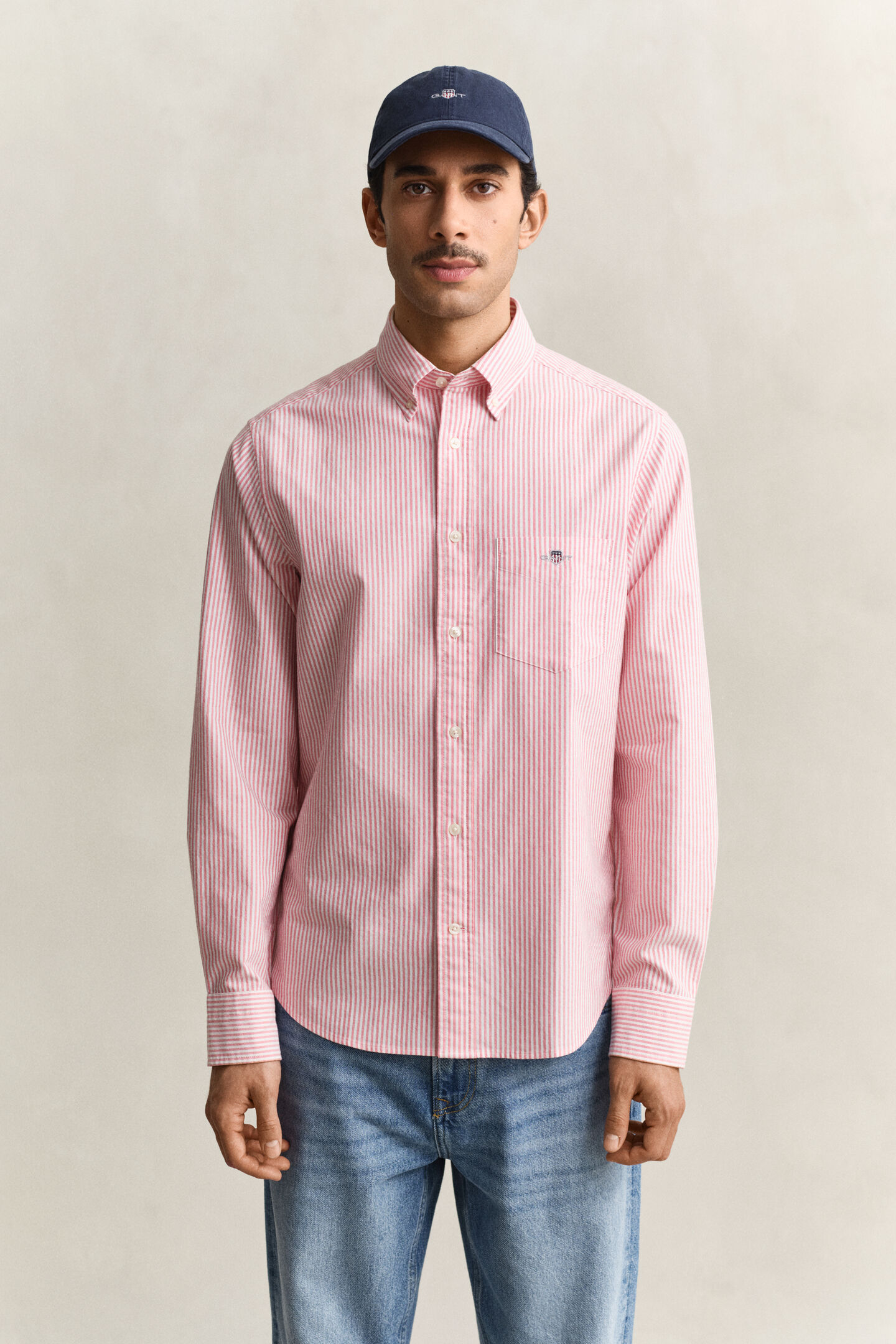 Klassisk oxfordskjorta med mellanbreda r&auml;nder