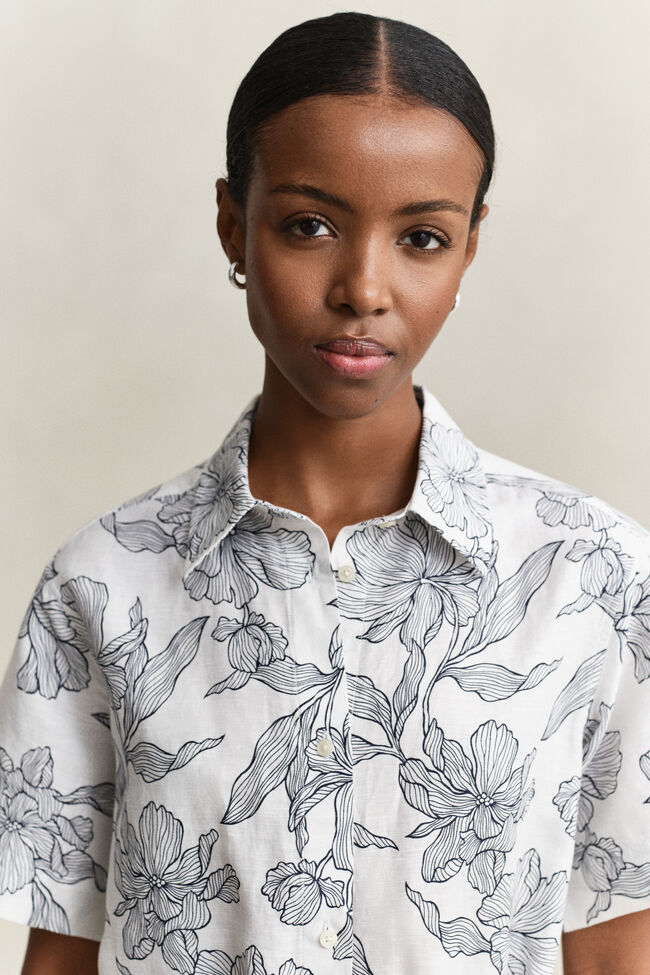 Blommig skjortkl&auml;nning i linne