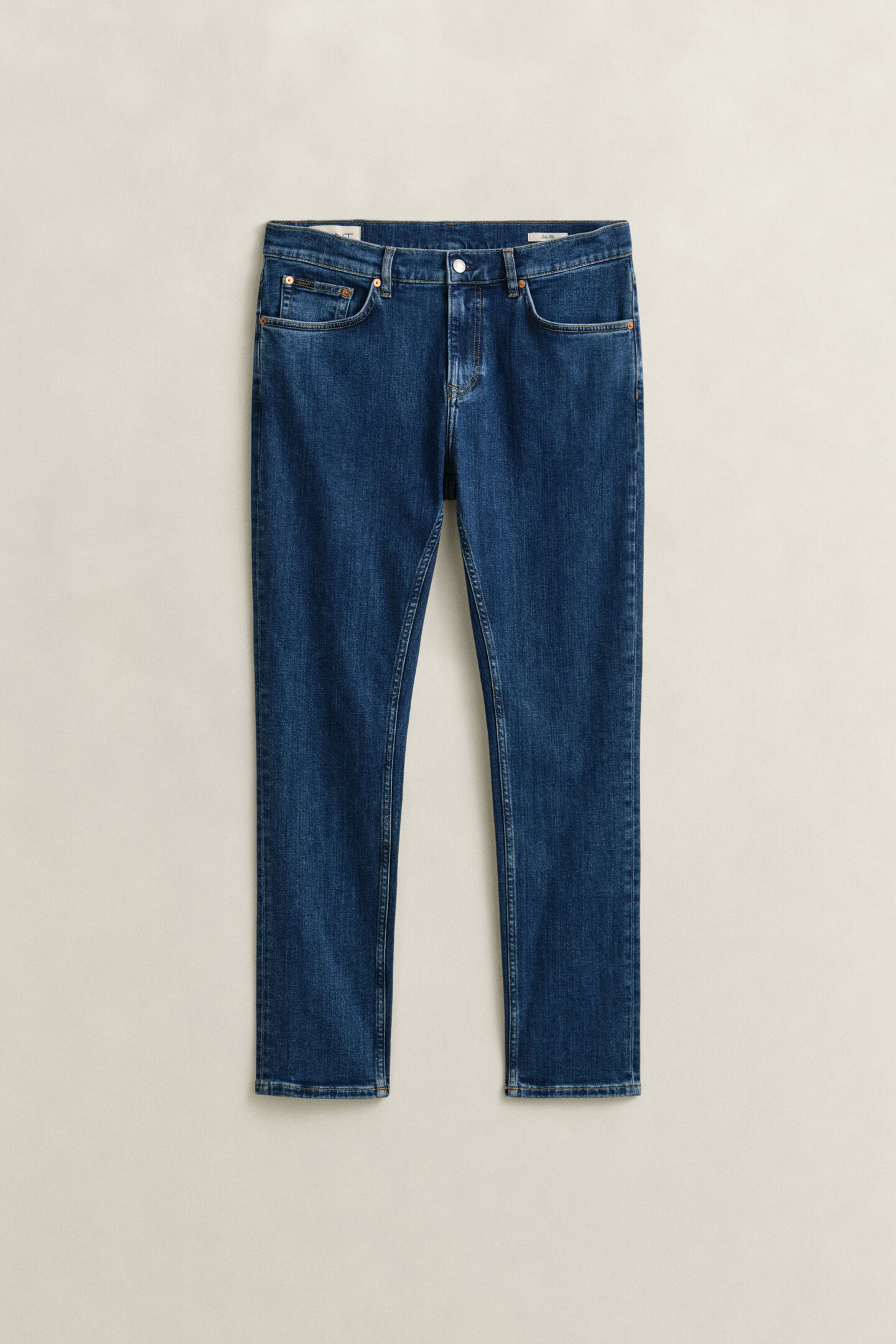 Slim fit jeans i stilren tv&auml;tt