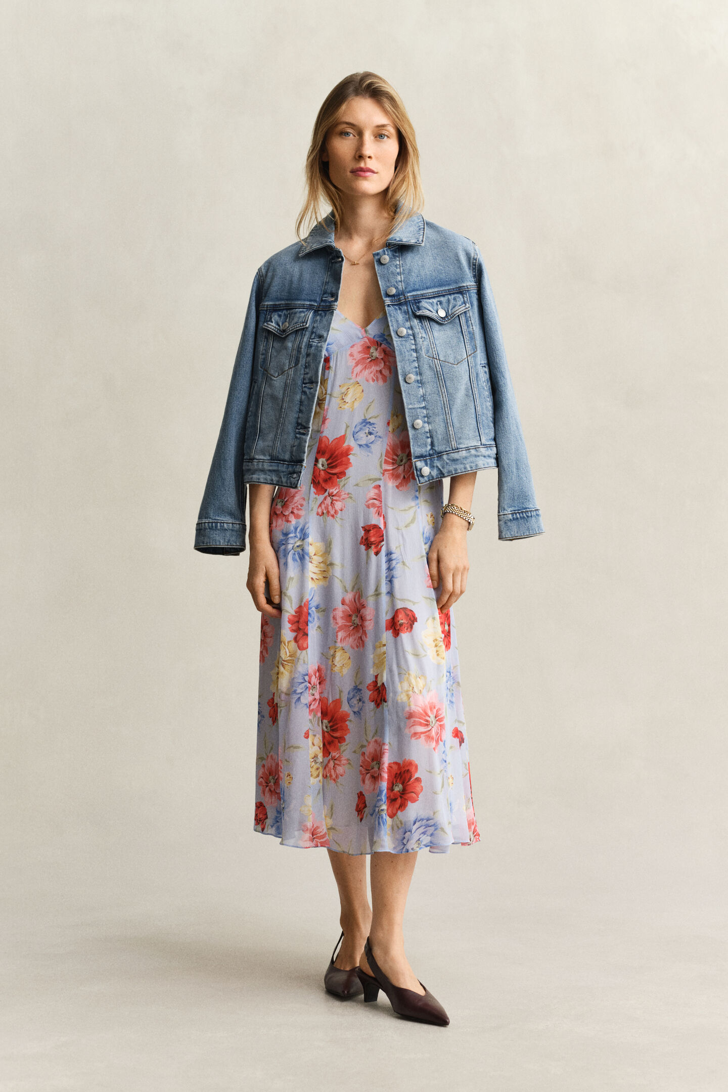 Blommig kl&auml;nning med smala axelband