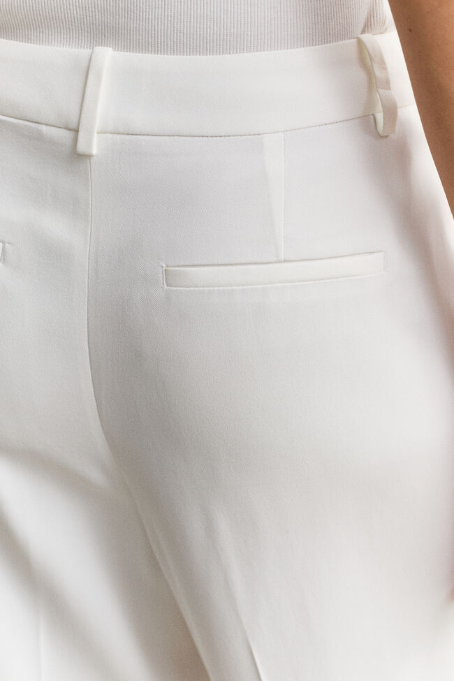 Skr&auml;ddarsydda byxor i cr&ecirc;pe