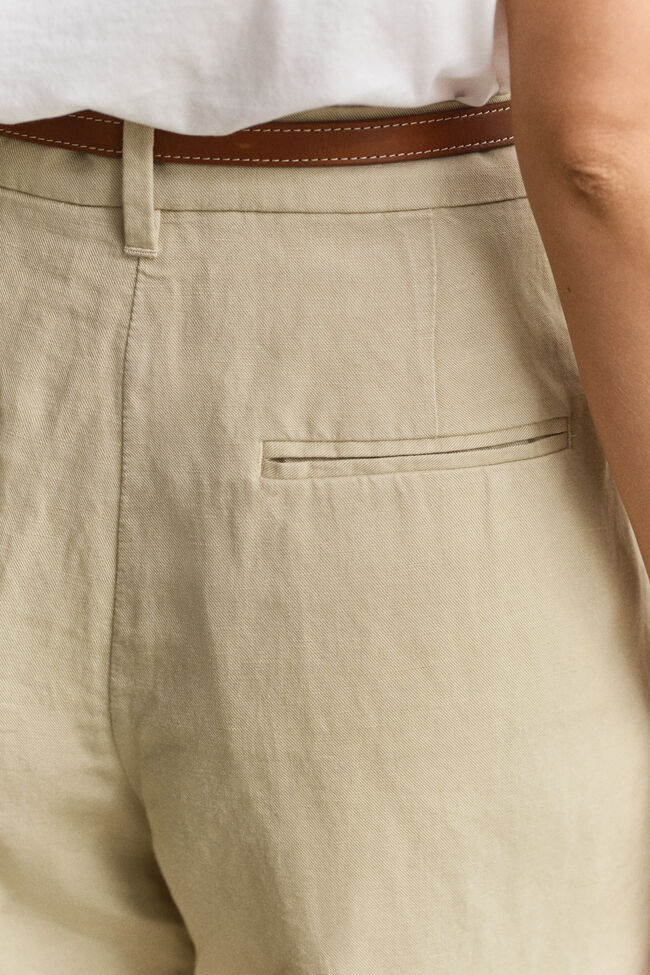 Skr&auml;ddarsydda shorts i linneblandning