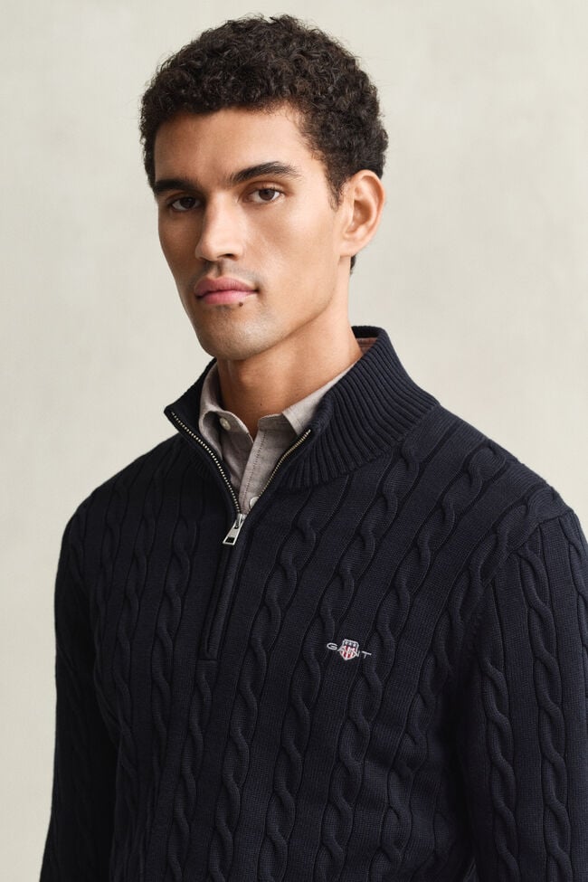 Kabelstickad bomullstr&ouml;ja med dragkedja vid hals&ouml;ppningen