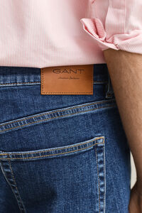 Slim fit jeans i stilren tv&auml;tt