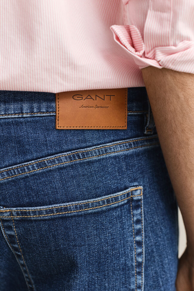 Slim fit jeans i stilren tv&auml;tt