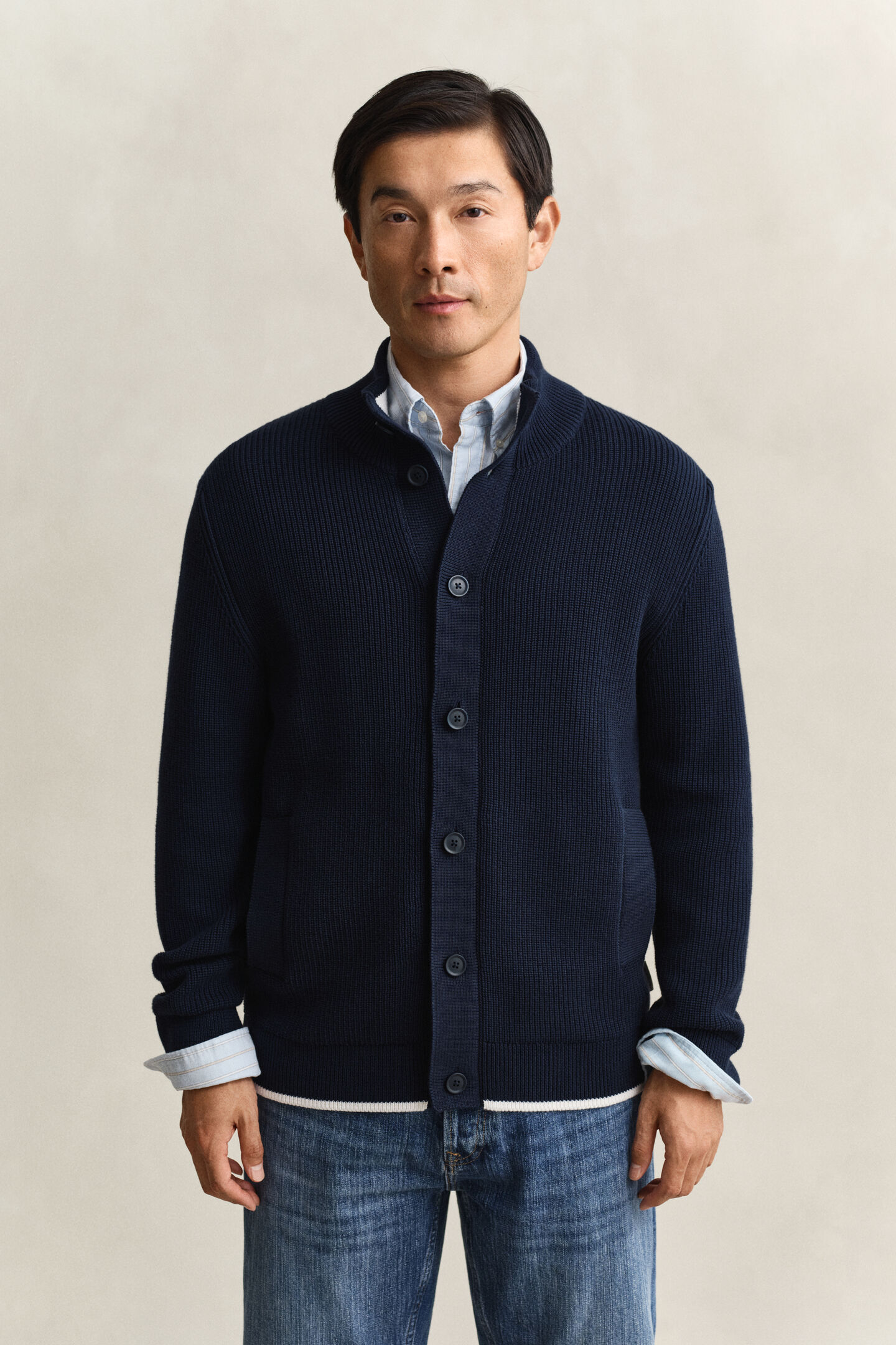 Ribbstickad kofta med knappar