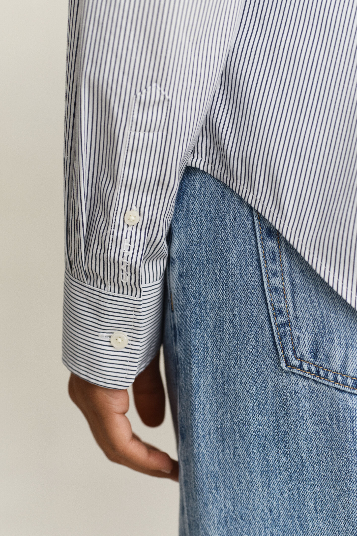 Randig bomullsskjorta med volang