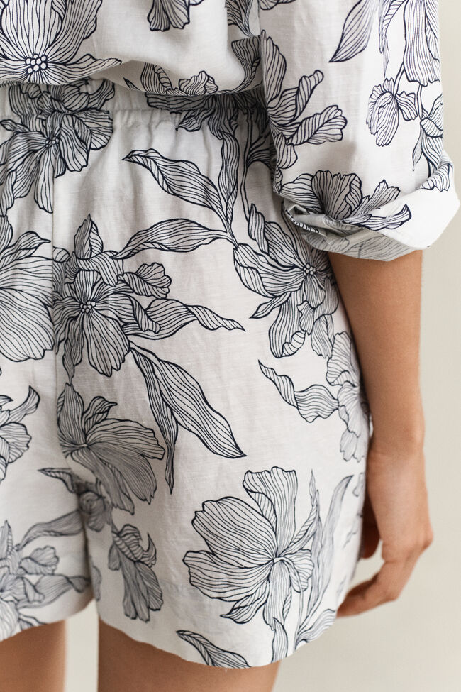 Blommiga linneshorts