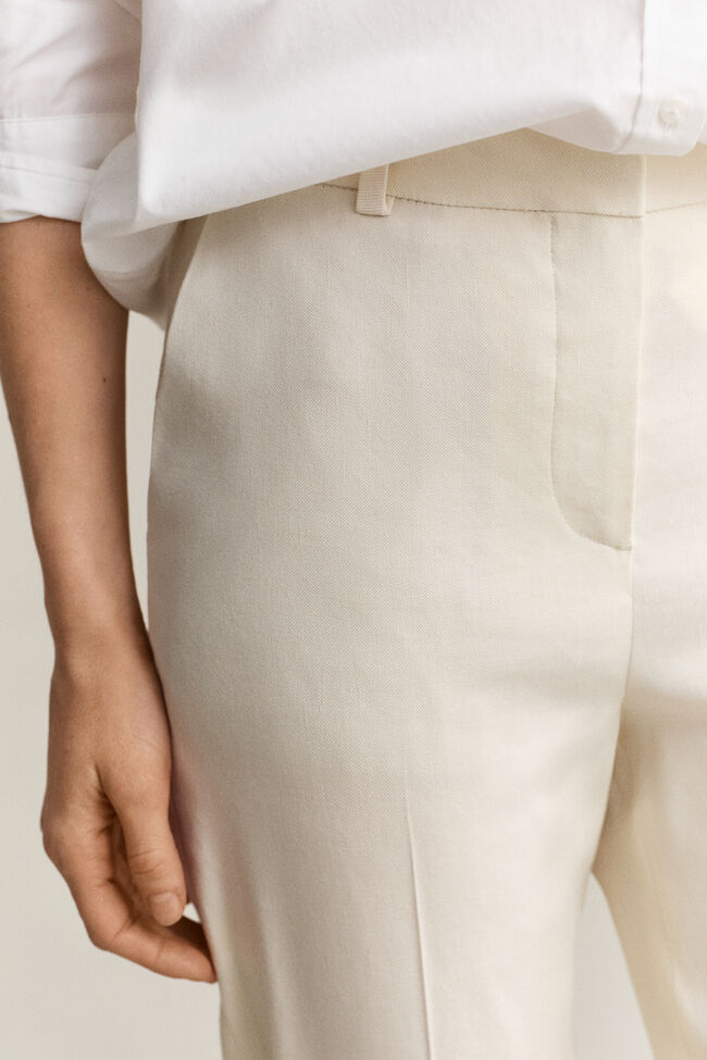 Skr&auml;ddarsydda byxor i linne med stretch