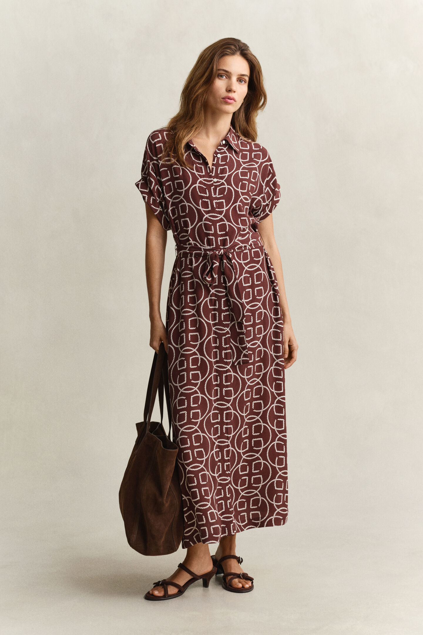 Kl&auml;nning med holk&auml;rm och monogram