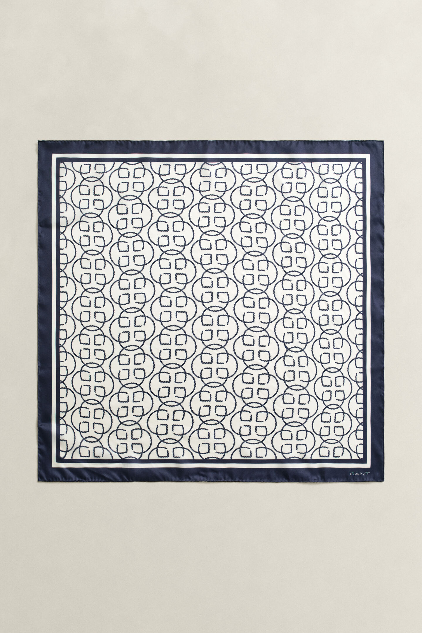 Sidensjal med monogram