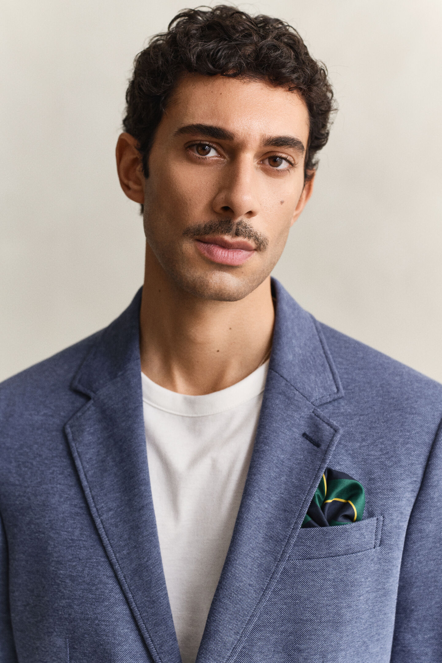 Tv&aring;f&auml;rgad kavaj i jerseypik&eacute;