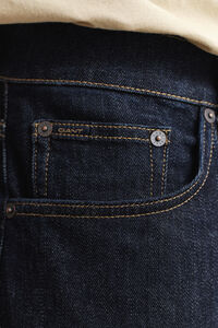 Regular fit jeans i stilren tv&auml;tt