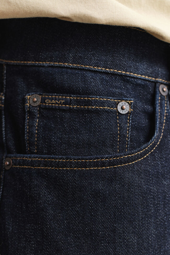 Regular fit jeans i stilren tv&auml;tt