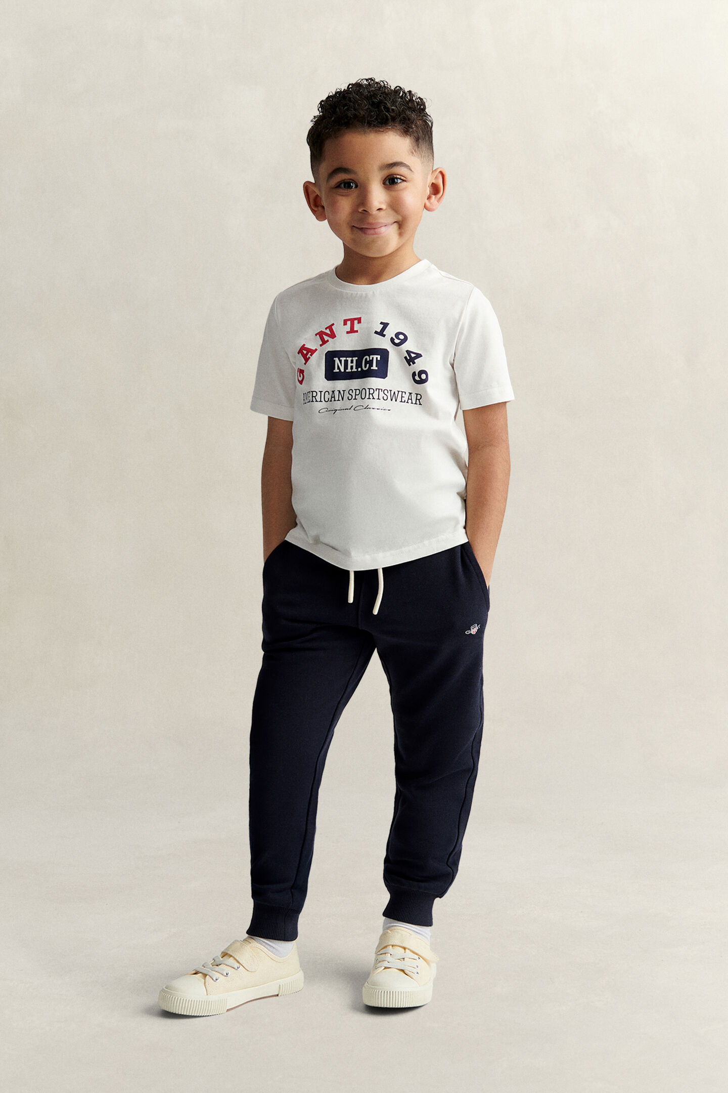 Boys sweatpants med sk&ouml;ldemblem