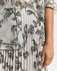 Veckad tr&auml;dm&ouml;nstrad kjol