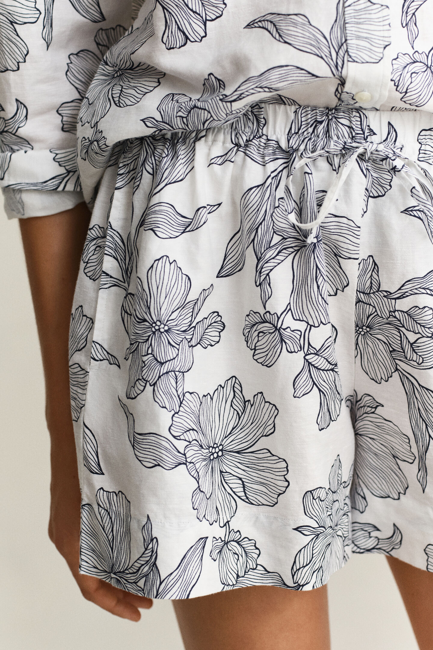 Blommiga linneshorts