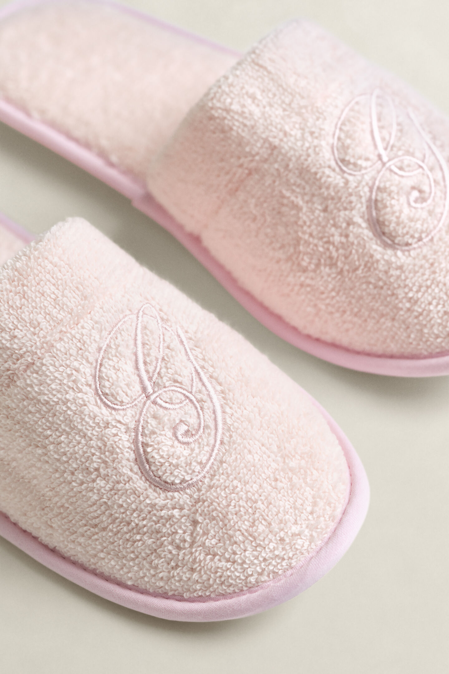 Broderade innetofflor