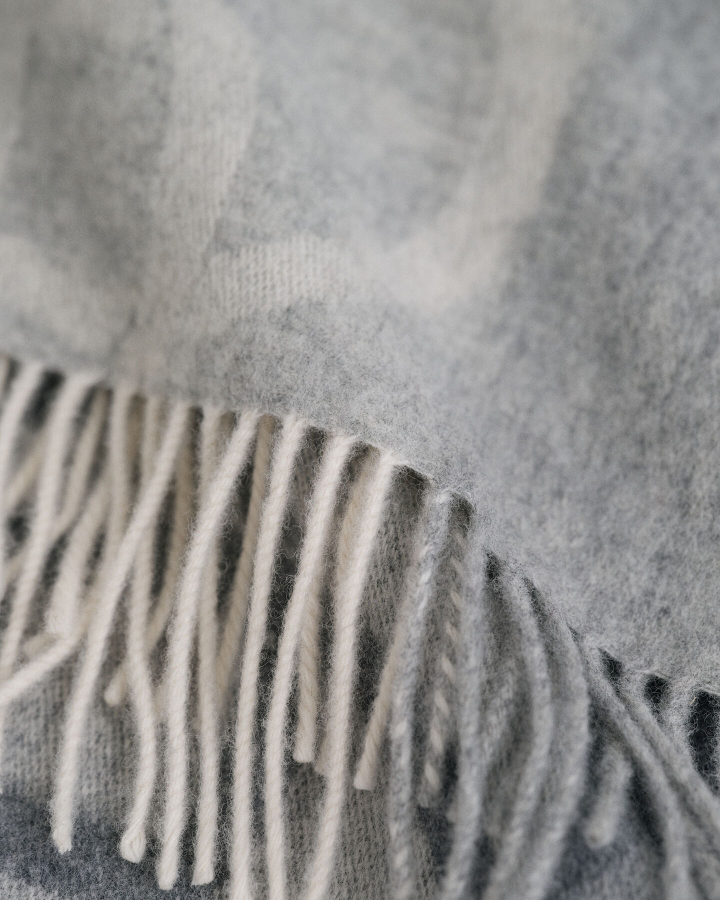 Yllehalsduk med monogram