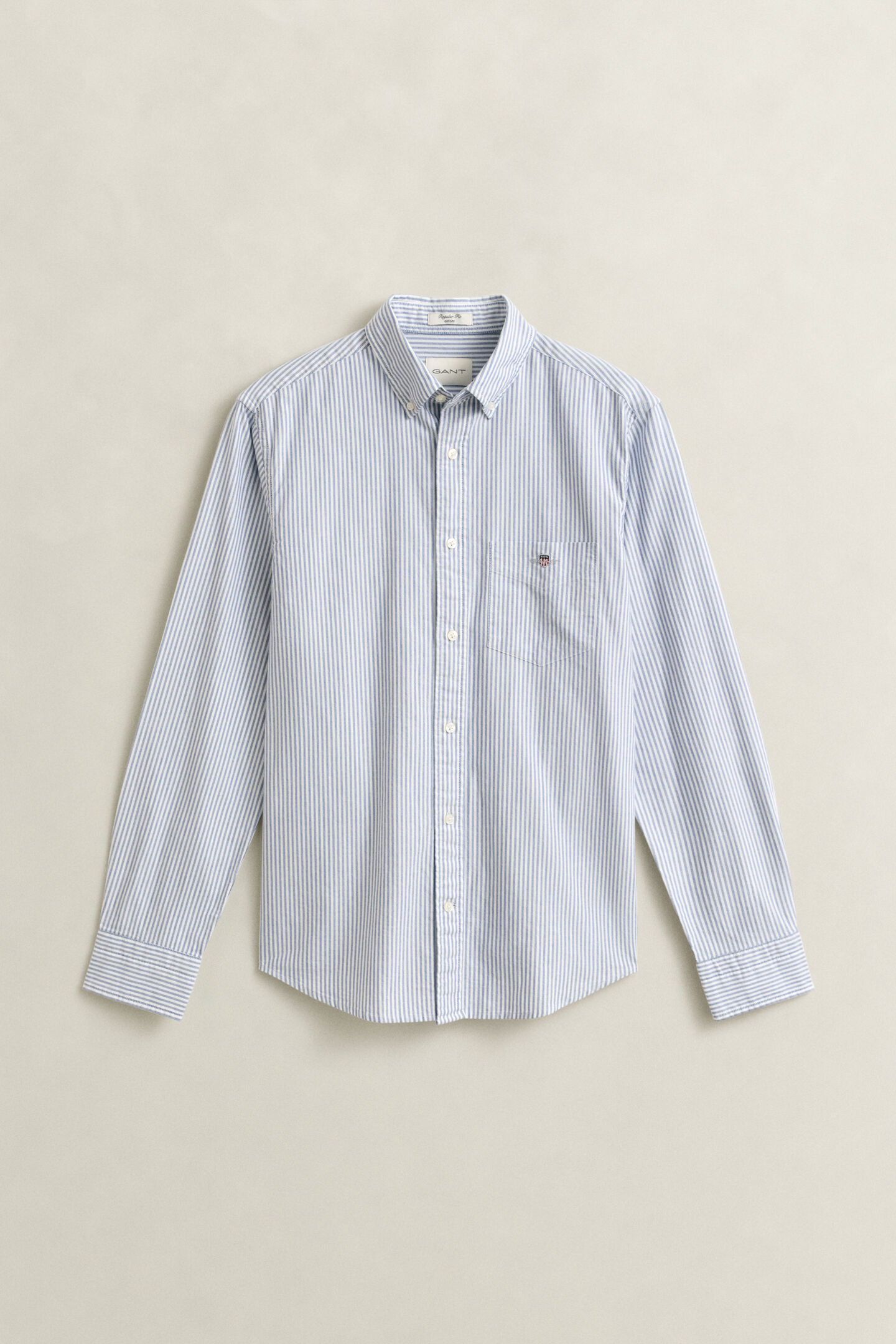 Klassisk oxfordskjorta med mellanbreda r&auml;nder