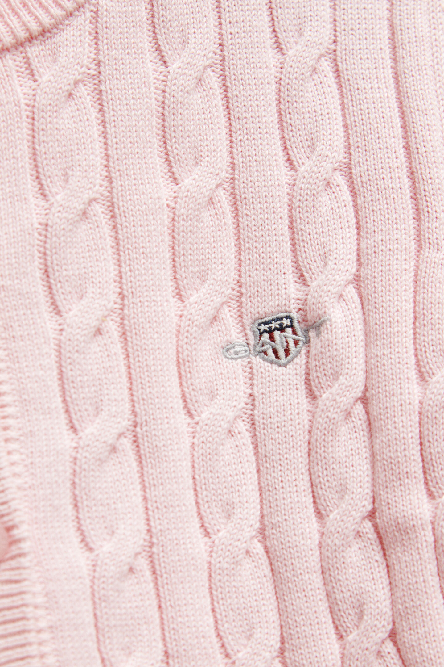 Girls kabelstickad kofta med sk&ouml;ldemblem