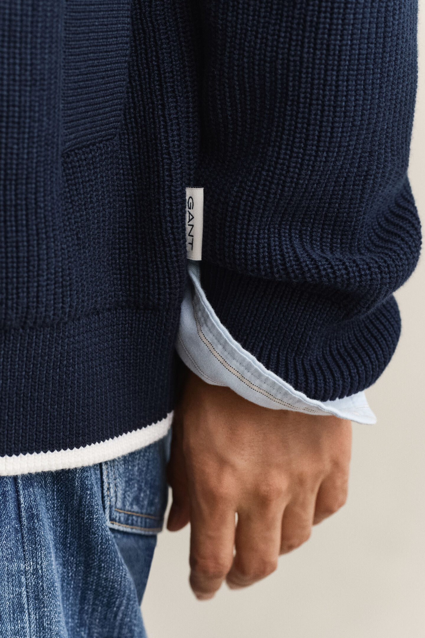 Ribbstickad kofta med knappar