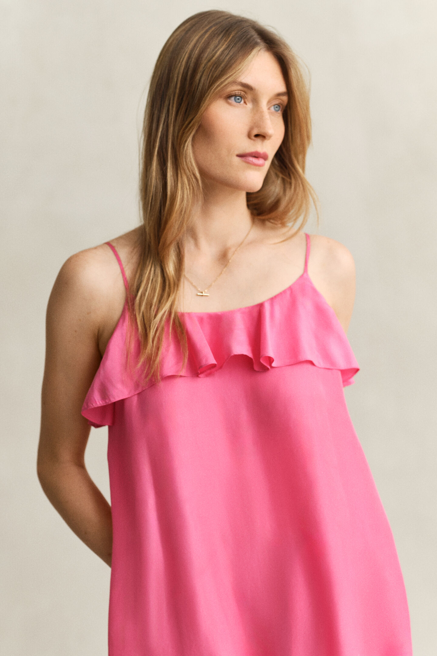 Midikl&auml;nning i silke med smala axelband